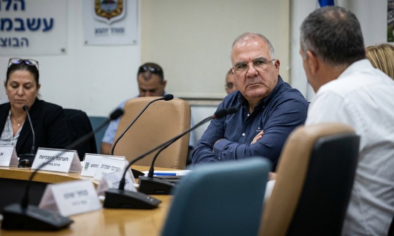 תושב יבנה נגח את מנכ"ל העירייה בישיבת המועצה ונעצר