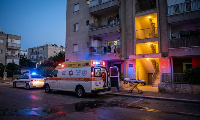 נערה בת 15 נפלה מגובה 8 מטרים בקריית גת ופונתה לסורוקה במצב קשה