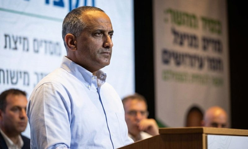 מספר 2 של בני גנץ שוקל לנטוש אותו ולעבור לליכוד