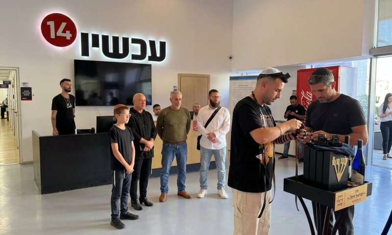 עמדת תפילין קבועה הוצבה בלובי ערוץ 14