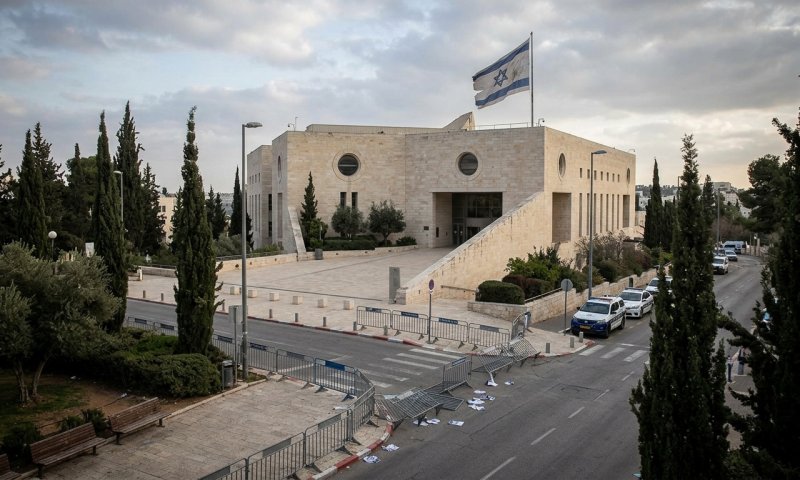 לפיד: "הממשלה מרגילה את הציבור לאי-ציות לבג"ץ"