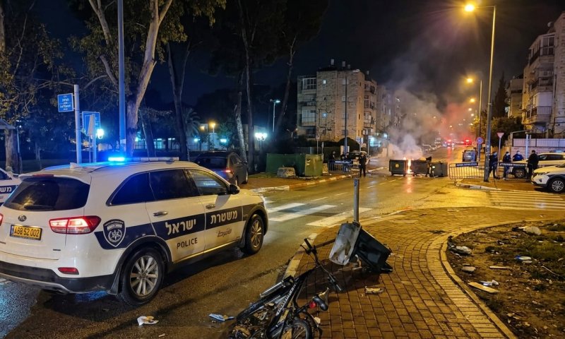 מהומות בבית שמש: חרדים הציתו פחים וזרקו אבנים על שוטרים