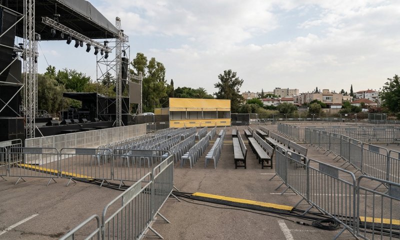 מהומה בהופעה של מור רביעי: מעריץ פרץ לבמה והודף בכוח