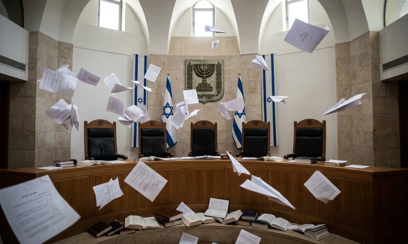 עיתון "הדרך" פרסם קריקטורה חריפה: שופטי העליון עושים עפיפונים מחוקי הכנסת
