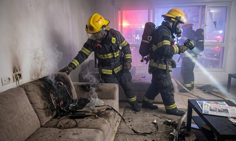 מחשב נייד שהתחמם על ספה הצית שריפה בדירה בהרצליה