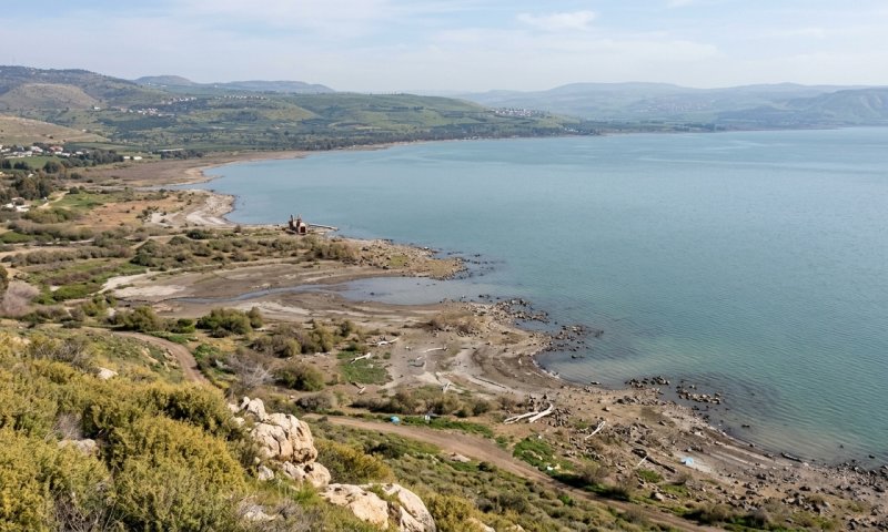 משרד הבריאות אוסר רחצה בשישה חופי הכנרת בשל זיהום