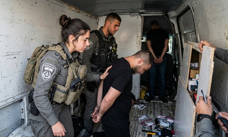 8 שוהים בלתי חוקיים הוסתרו בדופן כפולה ברכב - ונעצרו בירושלים