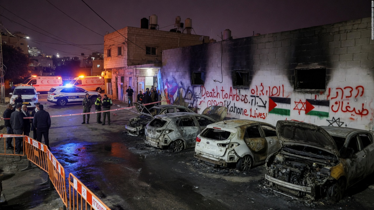 מתנחלים הציתו מכוניות וריססו כתובות נקמה ליד רמאללה