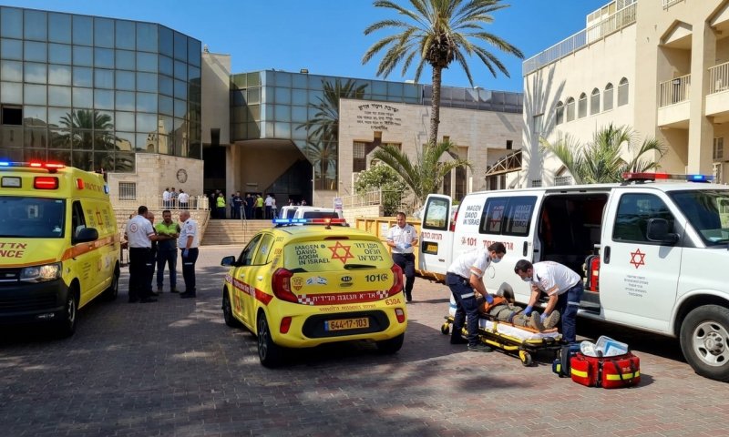 פועל נפל מגובה בנתניה ופונה במצב אנוש