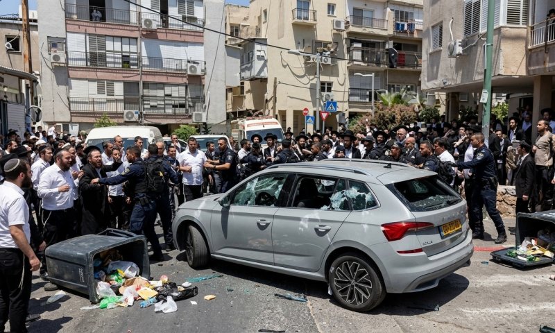 פקחי רשות המסים הותקפו בבני ברק: ביצים, אבנים ופחי אשפה הושלכו על רכבם