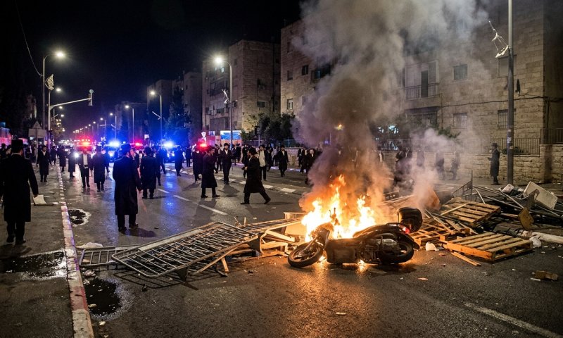 חרדים קיצוניים הציתו אש וחסמו את ציר בר-אילן בירושלים
