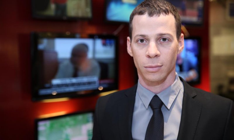 עמית סגל עם הבן במוזיאון: "אני פה בגלל אשתי"