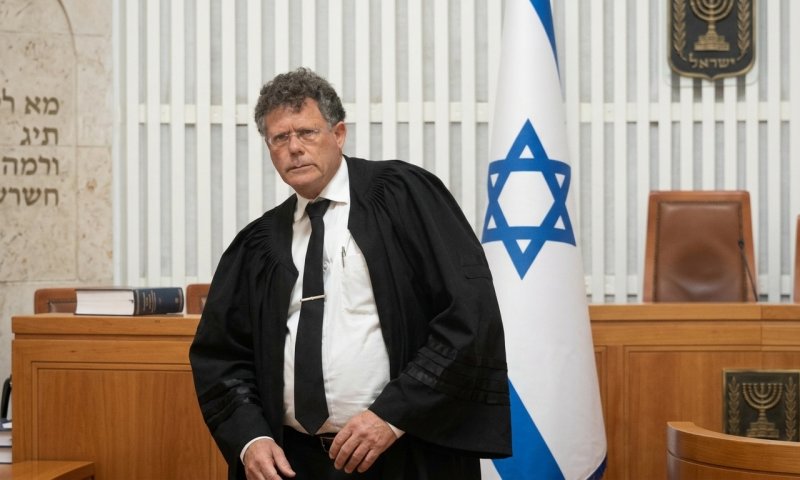 עשרות חרדים מפגינים מול ביתו של נשיא בית המשפט העליון עמית