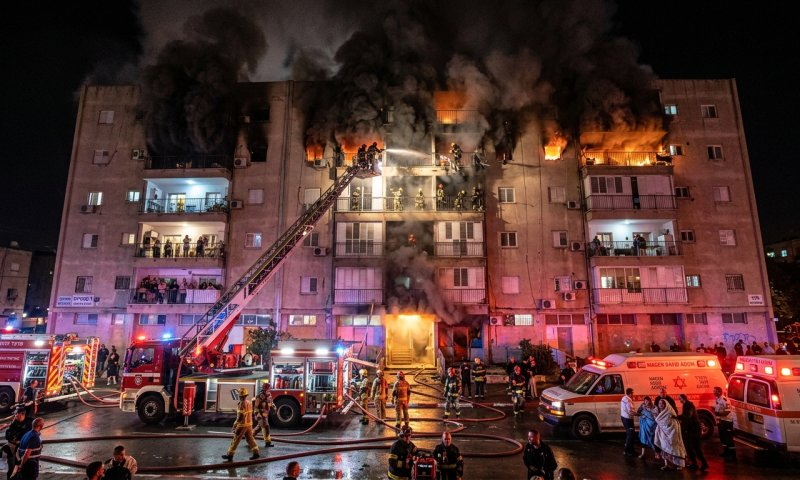 שריפה בבניין מגורים בלוד: 18 דיירים חולצו, 11 פונו לבית החולים