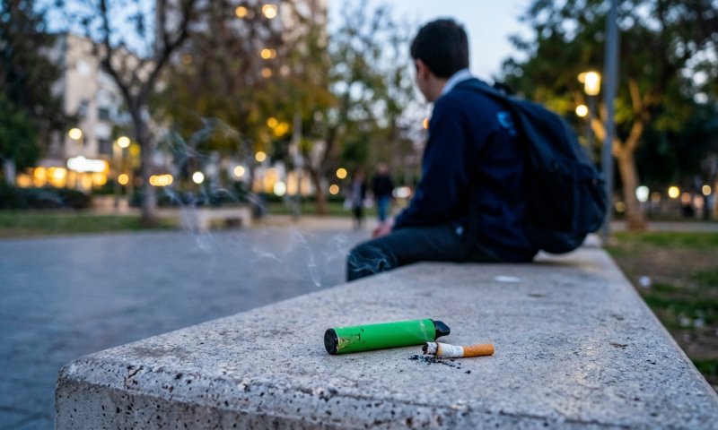 דוח העישון 2025: לראשונה יותר בני נוער מנסים סיגריה אלקטרונית מאשר רגילה