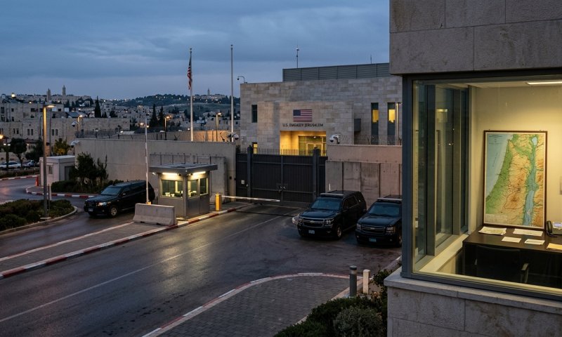 בשל התרעות ביטחוניות: שגרירות ארה"ב מגבילה נסיעות עובדיה ליהודה ושומרון