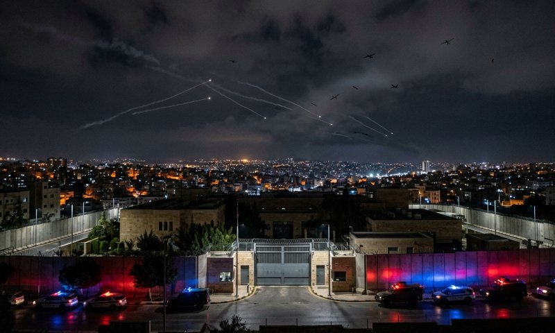 שגרירות ארה"ב מזהירה: טילים וכטב"מים במרחב האווירי של ירדן