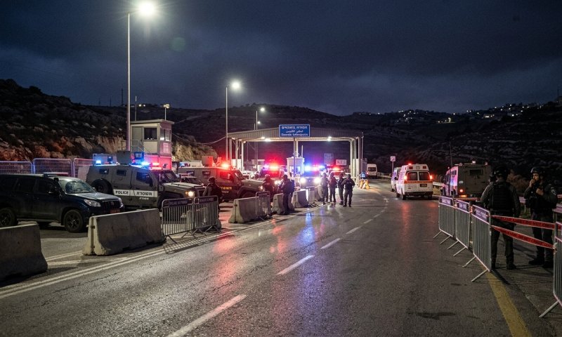 ניסיון פיגוע במחסום המנהרות: מחבל ניסה לדקור לוחמת ונעצר