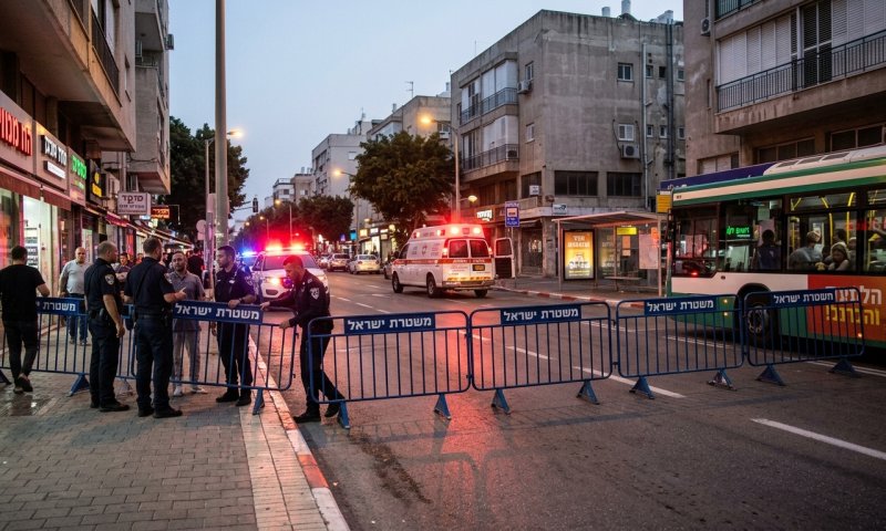 נהג אוטובוס נדקר ברמת גן, המשטרה מחפשת חשוד