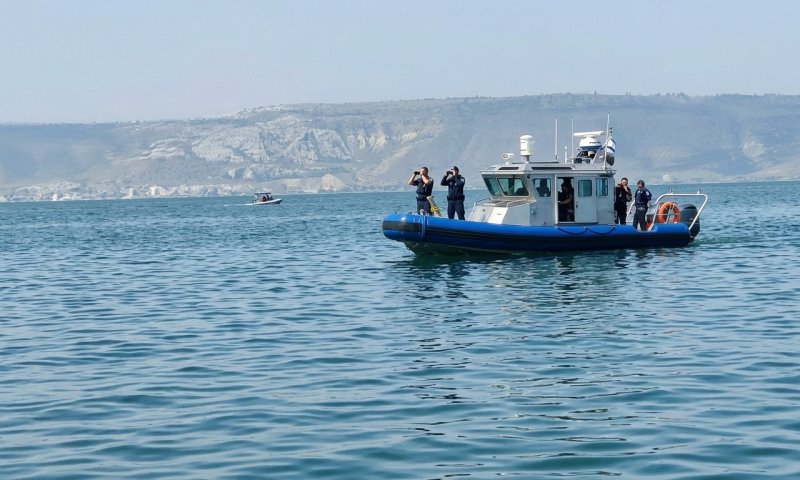 נפל מסירה לכנרת ונעלם: שוטרי השיטור הימי חילצו אותו בשלום