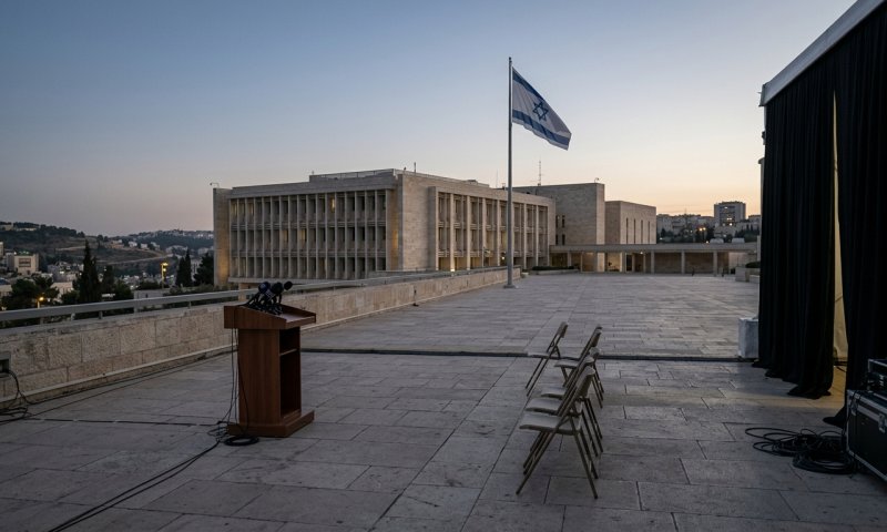השר לשעבר גינזבורג נוטש את גנץ ומצטרף לבנט