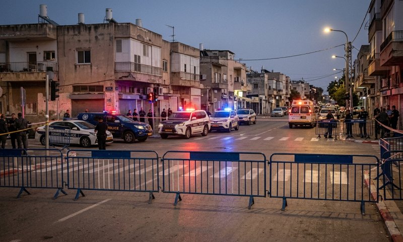 חמוש בסכין רץ לדקור לוחם יס"מ בלוד ונוטרל בירי