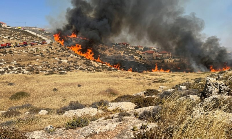 שריפה גדולה בבנימין: הלהבות מתקרבות לבתים ביישוב נווה ארז