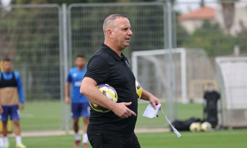 מאמן הנבחרת בן שמעון לא יודע אם יטוס לאלבניה אחרי פציעת הראש