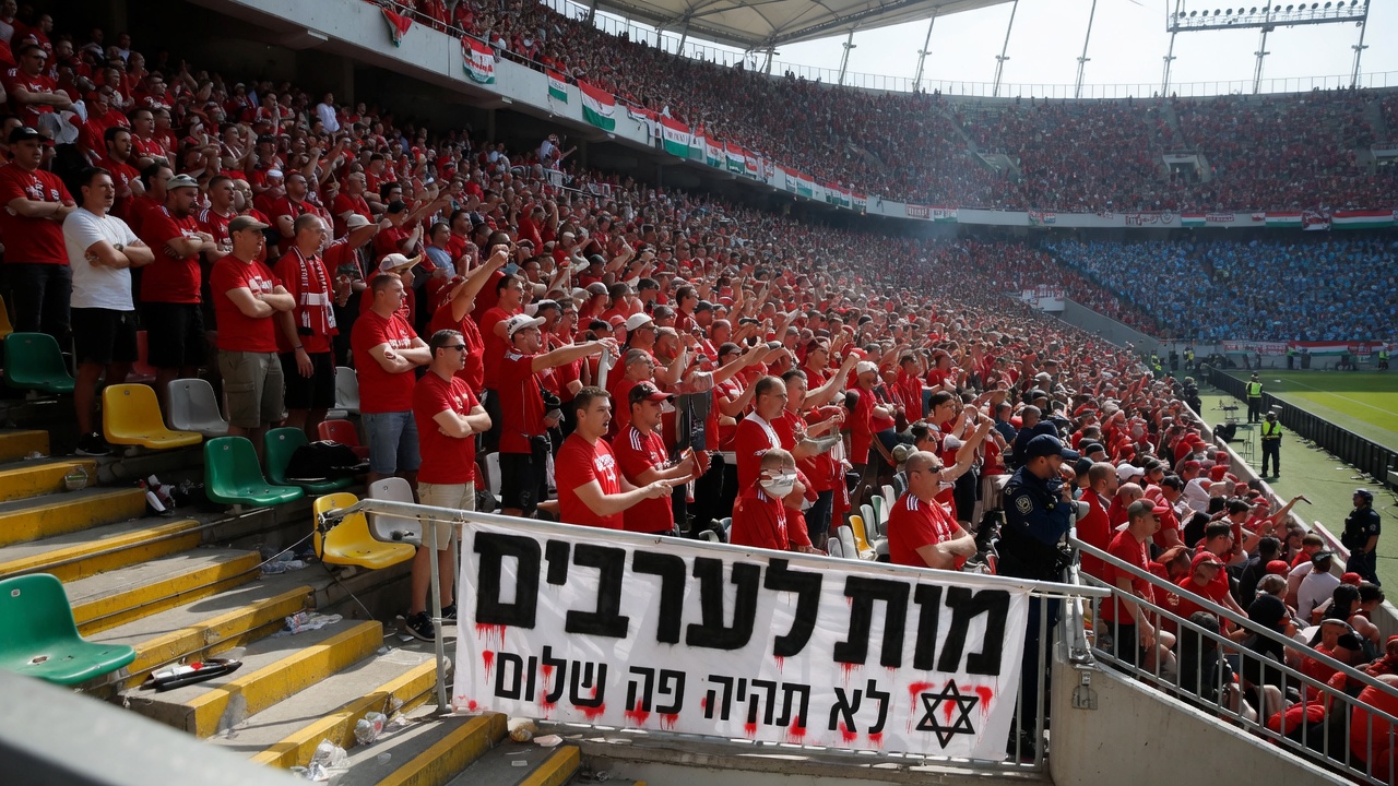 מי תלה שלט עברי נגד הפועל תל אביב ביציע הנטרלי במישקהולץ?