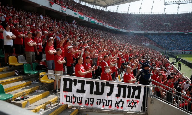 מי תלה שלט עברי נגד הפועל תל אביב ביציע הנטרלי במישקהולץ?