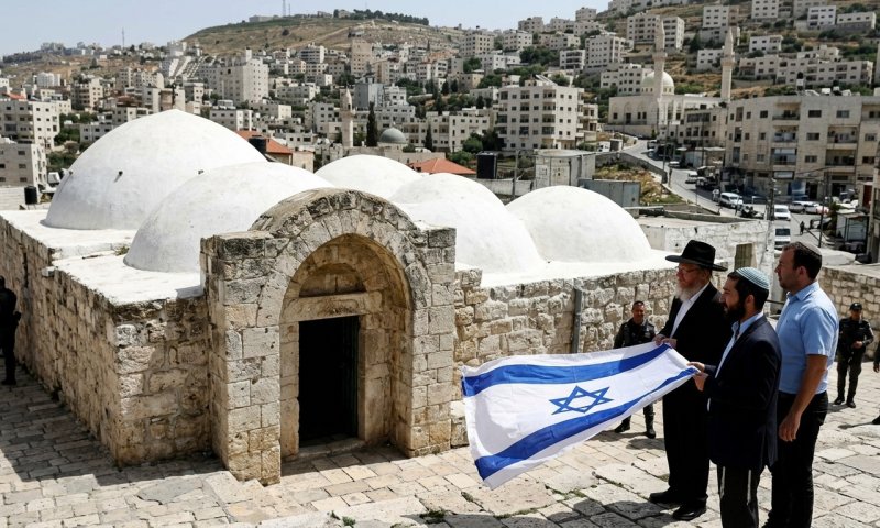לראשונה מ-2000: מתפללים נכנסו לקבר יוסף בשכם באור יום