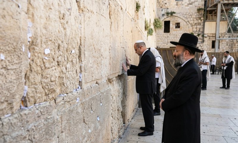 ראש המוסד גופמן ביקר לראשונה בכותל: "נצח ישראל לא ישקר"