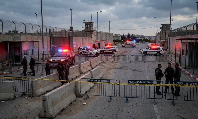 לוחם מג"ב שירה בשני מאבטחים במחסום קלנדיה - נשלח למעצר בית