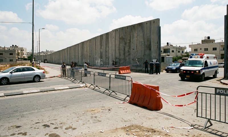 פלסטיני שניסה לחדור לישראל דרך גדר ההפרדה נורה ונפצע קשה