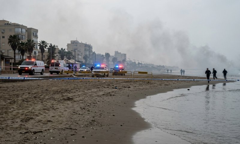חיזבאללה תקף את נהריה: רקטות נפלו בים ומתרחצים נמלטו מהחוף