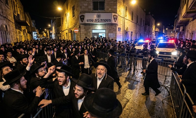 מאות מפגינים פרצו לתחנת המשטרה בבית שמש במחאה על מעצר עריק