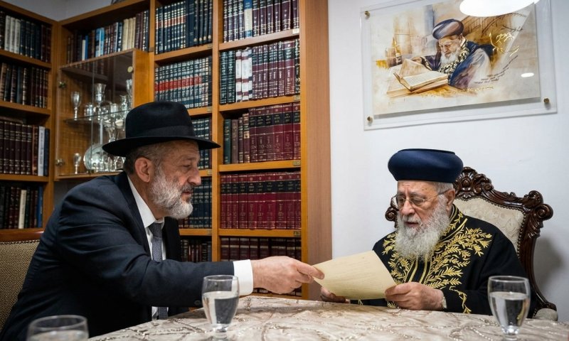 דרעי הביא לרב יצחק יוסף מכתב גיבוי על מורשת עובדיה
