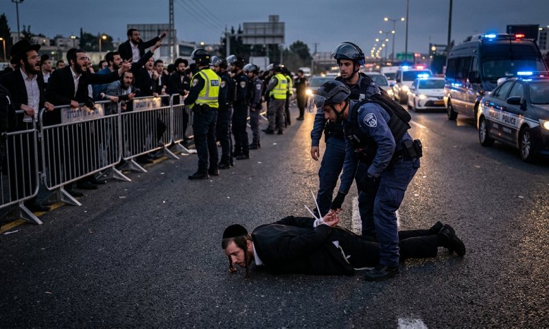 שוטר שתועד בועט בראש מפגין חרדי נחקר במח"ש ושוחרר