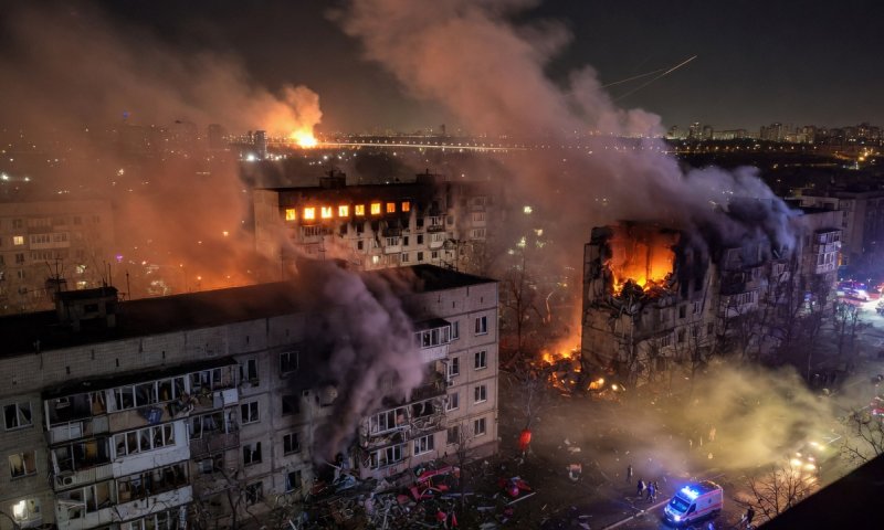 פיצוצים בקייב: רוסיה תקפה בטילים בליסטיים, שריפה גדולה בבניין מגורים