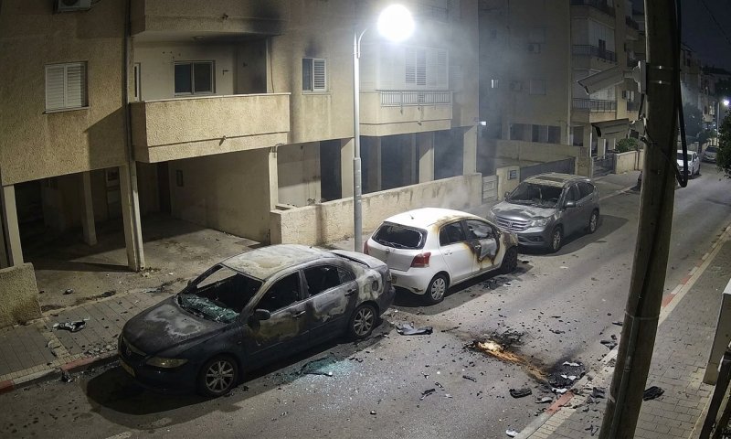 תושב בני ברק נעצר בחשד: הצית שלושה רכבים וגרם נזק נרחב לרכוש