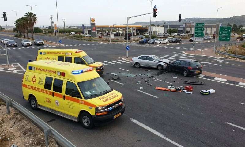 תאונה קשה בצומת חפר: אישה בת 80 בחבלת ראש, רכב התהפך