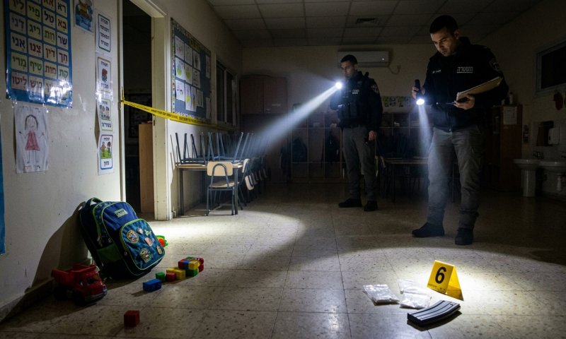 שוטרים שמעו בכי מגן ילדים בתל שבע - ומצאו ילדה לבד, סמים ונשק