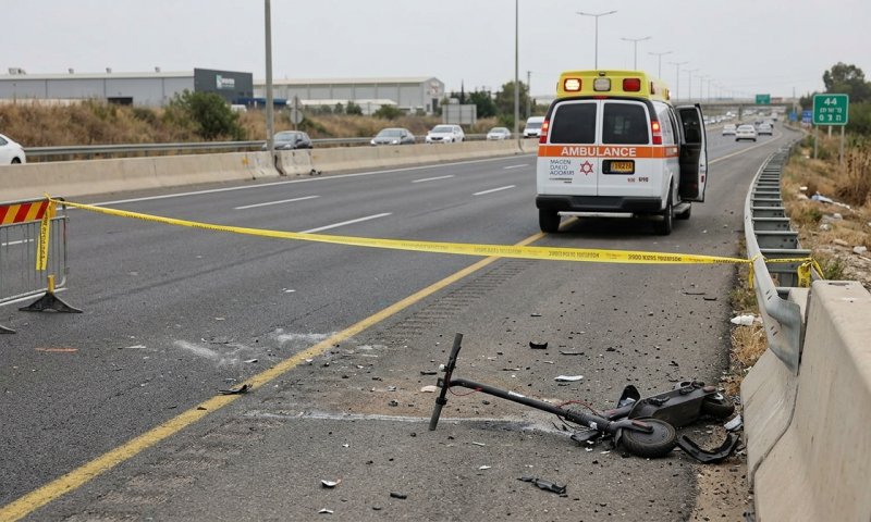 רוכב קורקינט חשמלי נפצע קשה מפגיעת אוטובוס בכביש 44