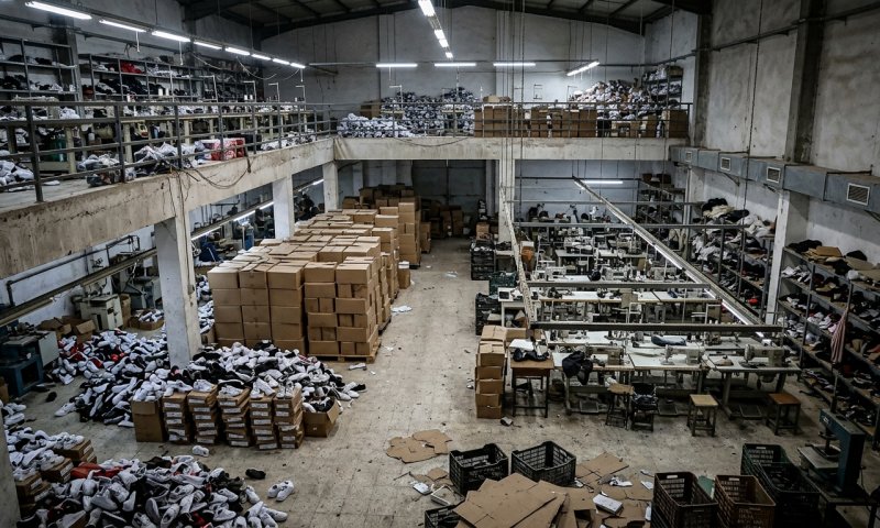 פשיטה על מפעל נעליים מזויף בדורא: תפיסה בשווי שני מיליון שקל