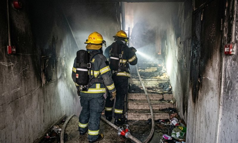 שריפה בבניין מגורים בקריית אתא: 12 נפגעו משאיפת עשן