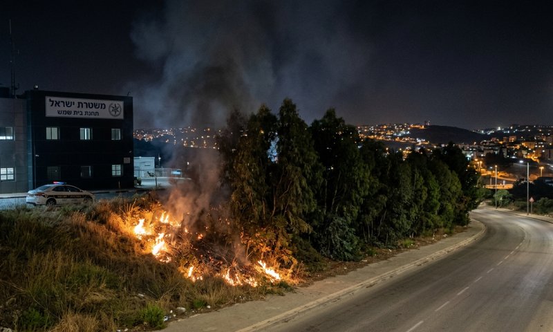 תושב בית שמש הואשם בהצתת צמחייה שלוש פעמים ליד תחנת המשטרה