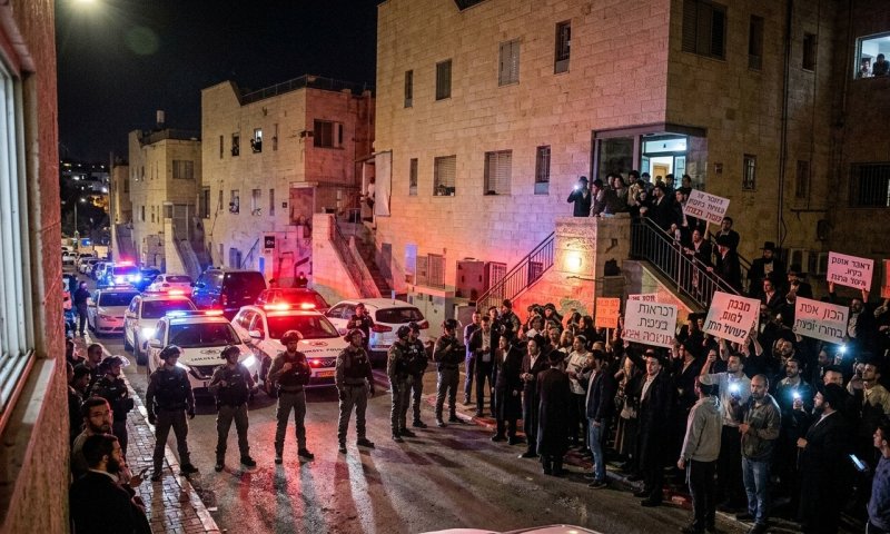 חרדים קיצוניים הפגינו מול ביתו הפרטי של מפקד ימ"ר ש"י בירושלים
