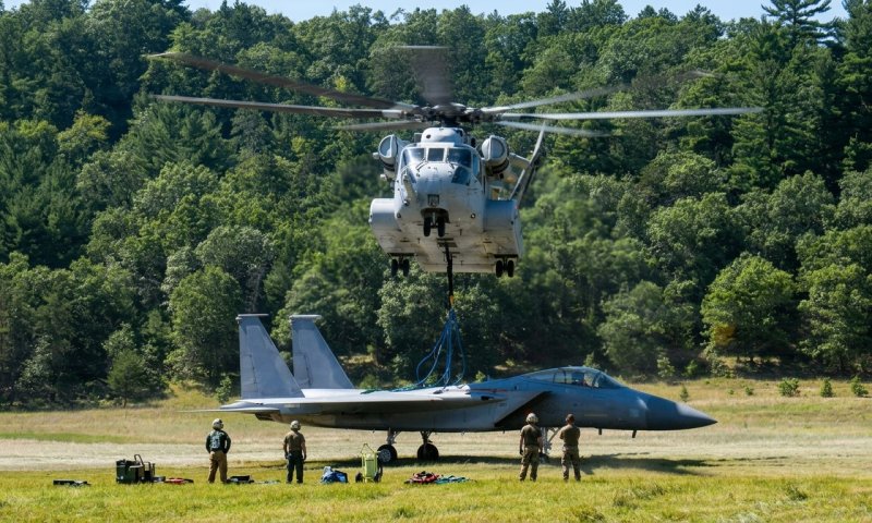 מסוק אמריקאי הרים מטוס F-15 שלם באוויר - ובישראל התקציב תקוע