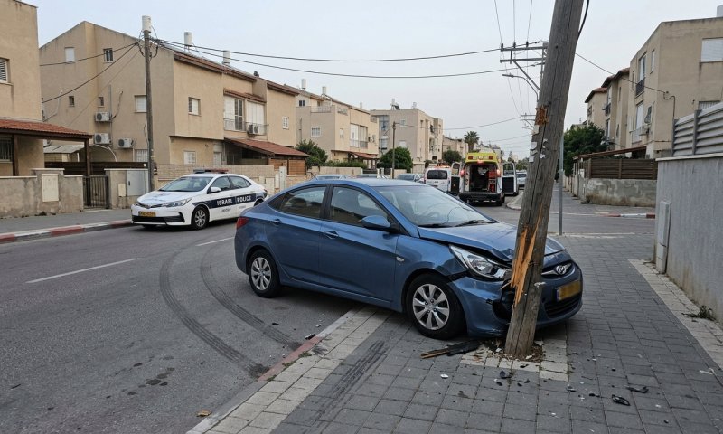 גבר כבן 60 נפצע קשה לאחר שרכבו פגע בעמוד חשמל בפתח תקווה
