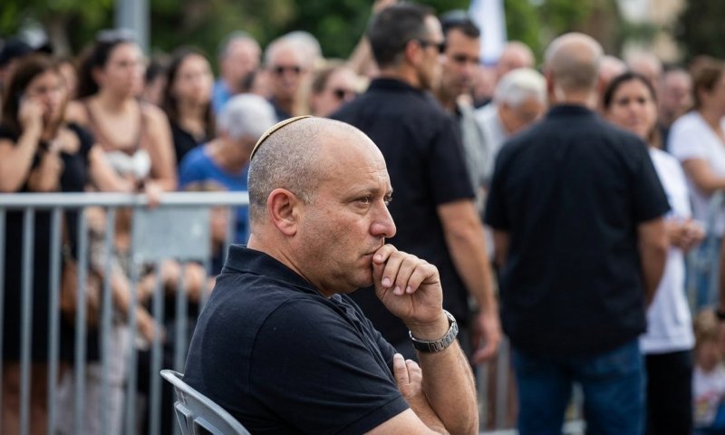שני סקרים סותרים על נתניהו ואיזנקוט, אך מסכימים: בנט צולל